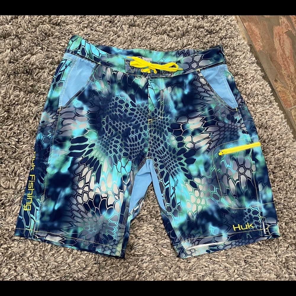 HUK Mens Performance Shorts Medium. Like new